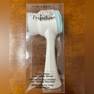 Unopened Pore Perfection dual facial brush